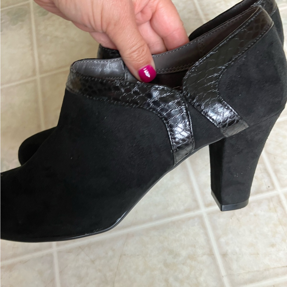 Aerosoles Heelrest Day Strole Faux Black Suede Side Zip Booties